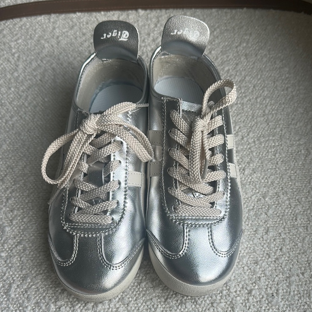 Onitsuka Tiger Silver Low-Top Sneakers with Cream Laces - Picture 3 of 3